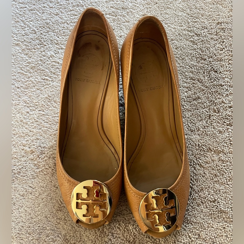 Tory Burch Sally Wedge tan/gold 7.5